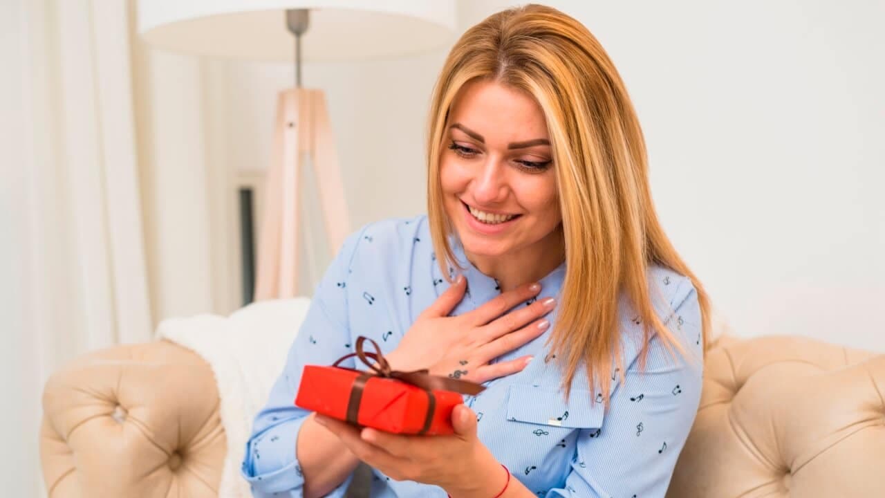 7 idées cadeaux pour femme : ce qu'il faut offrir en 2024